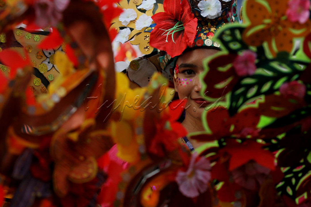 Seorang peserta dengan mengenakan kostum mengikuti acara Jogja Fashion Carnival, dalam rangka memperingati HUT ke-78 Republik Indonesia di sepanjang Jalan Malioboro, Yogyakarta.