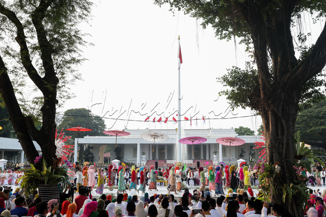 Peserta berjalan diatas catwalk saat acara Istana Berkebaya di depan Istana Merdeka, Jakarta, Minggu (6/8/2023). Istana Berkebaya merupakan rangkaian Perayaan HUT RI Ke-78 yang diinisiasi oleh Pemprov DKI dan Kementerian Sekretariat Negara dengan menampilkan ragam pertunjukan busana dari beberapa desainer perempuan Indonesia.