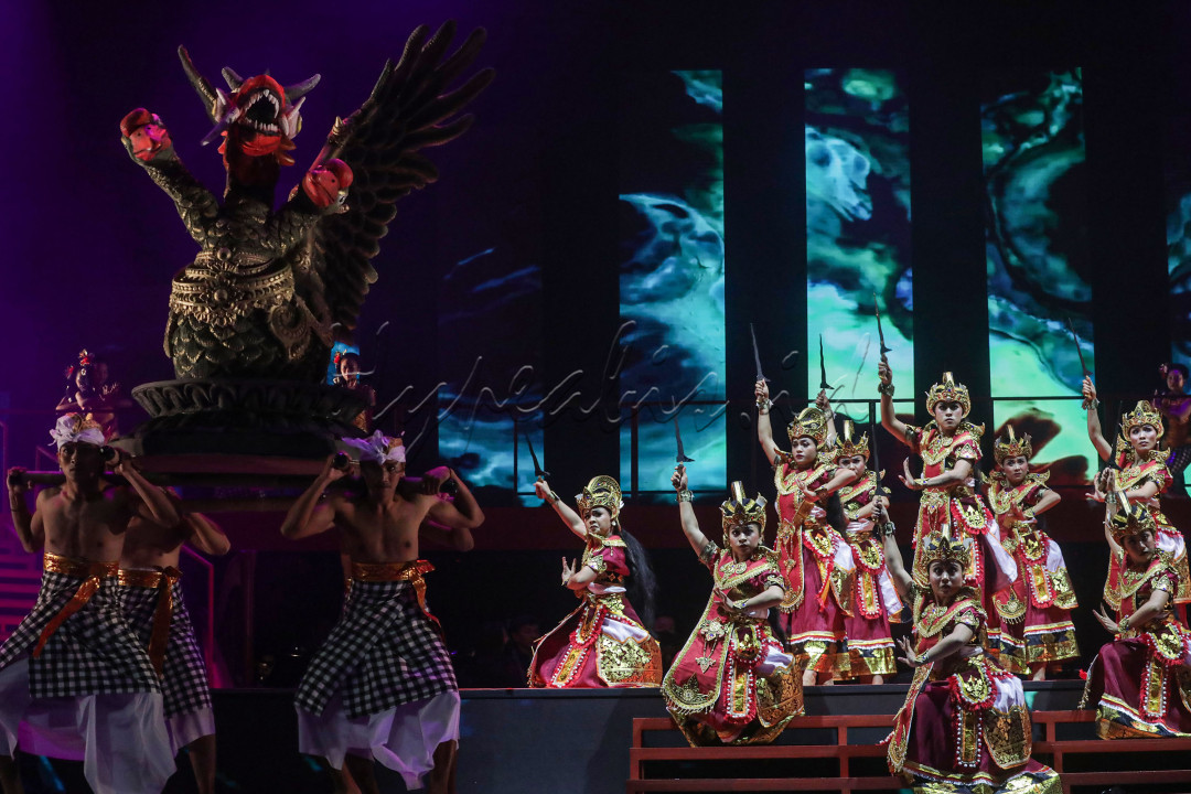 Penari membawakan tarian dalam Pagelaran Sabang-Merauke 'Pahlawan Nusantara' di JIExpo Kemayoran, Jakarta, Jumat (18/8/2023) malam. Pementasan keragaman budaya Indonesia mulai dari tari-tarian, musik, lagu, hingga wastra Nusantara tersebut melibatkan lebih dari 300 seniman dan pertunjukan itu diharapkan dapat mengenang jasa para pahlawan sekaligus menumbuhkan kecintaan masyarakat terhadap budaya Tanah Air.