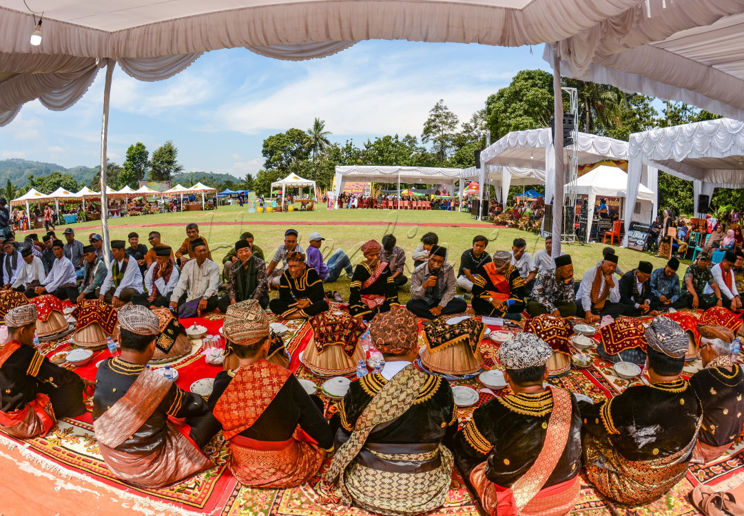 Peran para tetuah adat maupun masyarakat dalam menjaga dan merawat tradisi sangatlah vital.<br />
?????demikian halnya dengan tradisi dan budaya yang ada di sumatera barat , adanya peran niniak mamak dan Bundo kanduang serta tokoh-tokoh adat terbukti mampu merawat budaya itu.