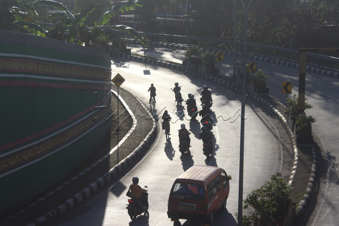 Masyarakat di kota Purwokerto mulai memadati arus lalu lintas. Lalu lalang kendaraan melintasi kawasan Underpass Jenderal Soedirman. Adanya underpass memperlancar perjalanan masyarakat.