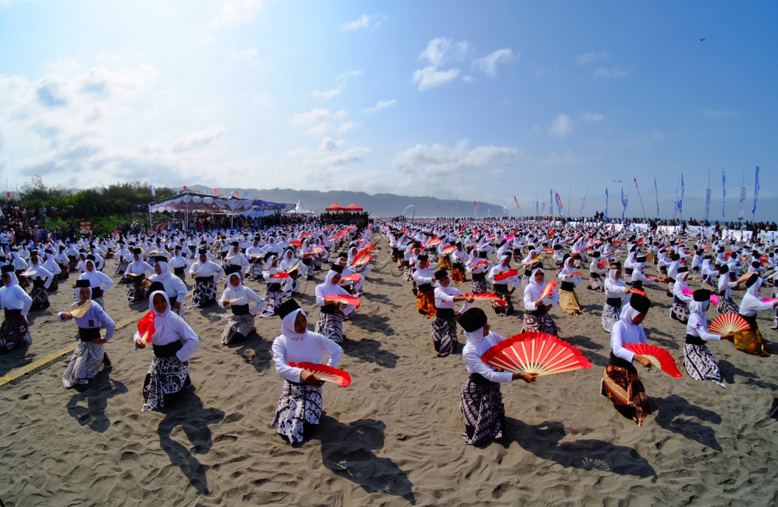 Siswi SMA/SMK se Kabupaten Bantul memecahkan rekor MURI sebanyak 10.000 orang di pantai Parangtritis, Bantul, Yogyakarta&nbsp;
