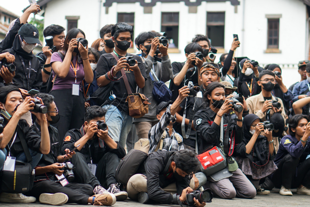 <div>suatu budaya yang sangat amat di resapi oleh seorang pecinta moment (fotografer) seni mengambil foto untuk tujuan menceritakan tentang suatu orang, tempat, adat atau budaya dan berbagai moment yang mereka lakukan&nbsp;</div>