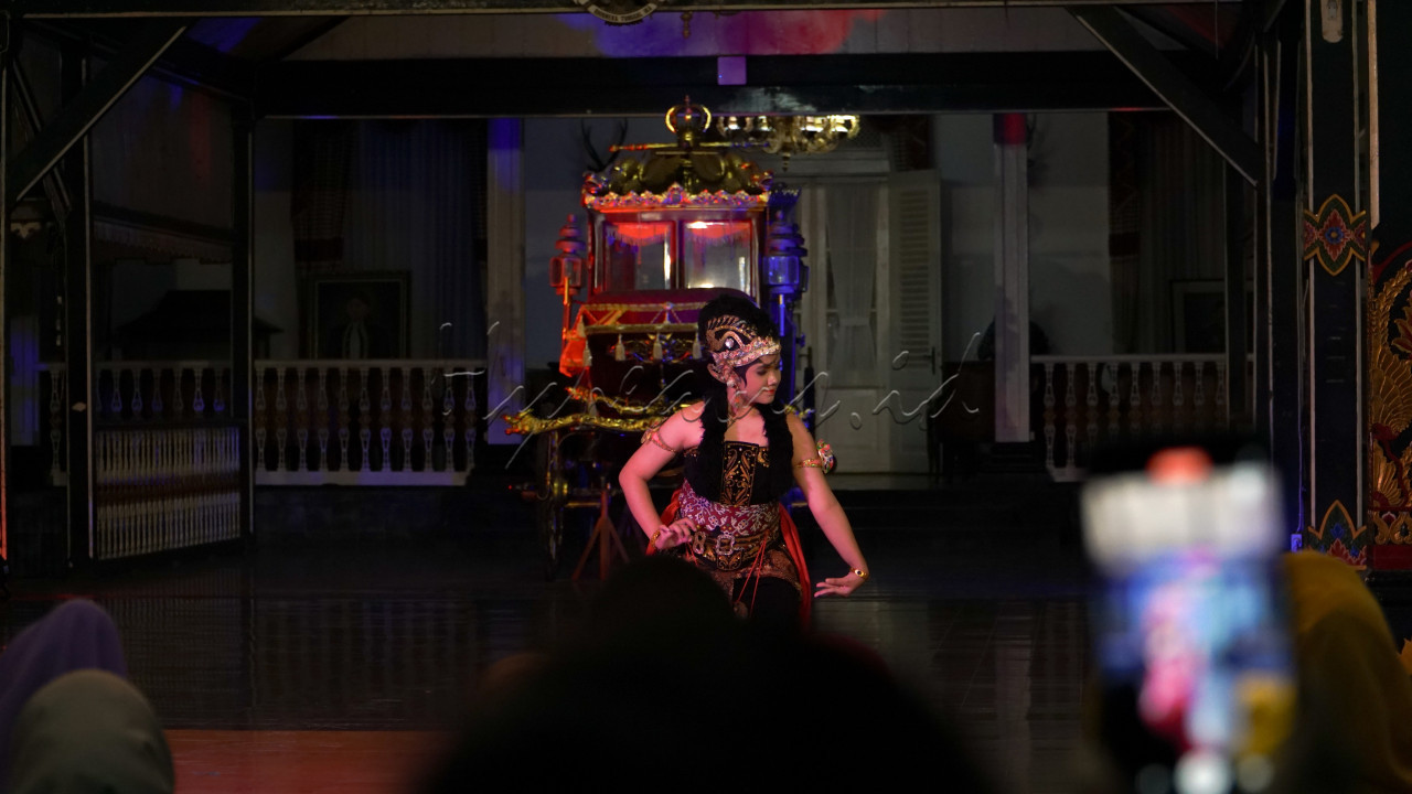 Gendhing Setu Legi merupakan sebuah pagelaran budaya masyarakat Purworejo dengan nuansa tempo dulu. Gendhing Setu Legi mementaskan tari klasik dan musik Gendhing jawa, dan dilanjutkan dengan wedhar kawruh. Pagelaran ini bertempatan di Pendopo Kabupaten Purworejo.