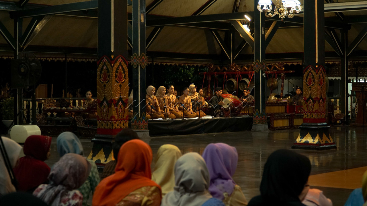 Dalam pagelaran Gendhing Setu Legi menampilkan musik Gendhing jawa yang diiringi oleh serangkaian alat musik gamelan