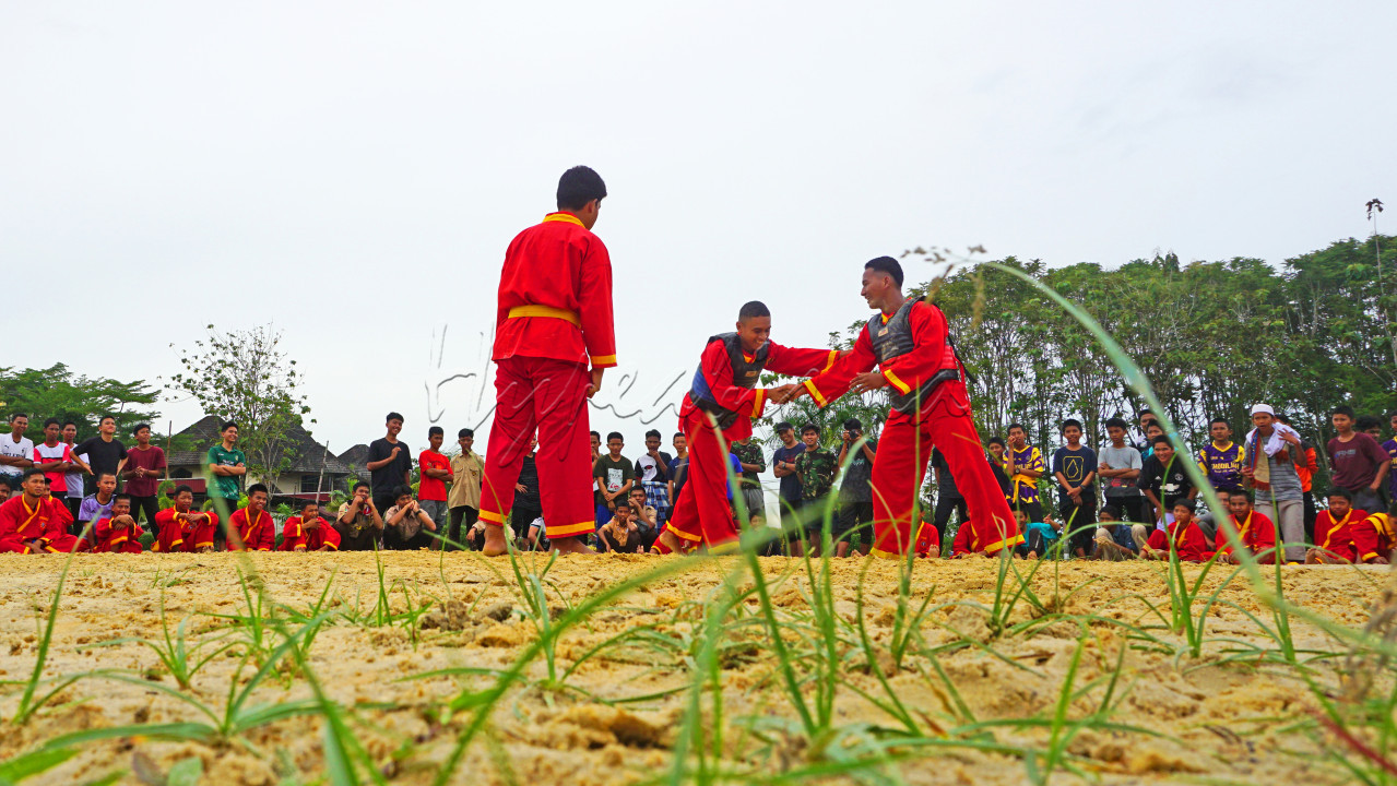 Pelajar menjaga keharmonisan lewat kebudayaan dalam latihan olahraga&nbsp;bela diri di Pondok Pesantren Hidayatullah Gunung Tembak, Kota Balikpapan, Kalimantan Timur, Selasa (21/1/2023).*