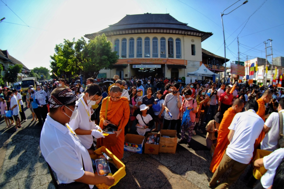 53 biksu dan biksuni yang berasal dari Yogyakarta &amp; Jawa Tengah melakukan kegiatan Pindapata di Balaikota - Pasar gedhe karena ingin mengenalkan tradisi Buddhis yang memang memberikan kesempatan kepada semua umat untuk berdana atau memberi.&nbsp;