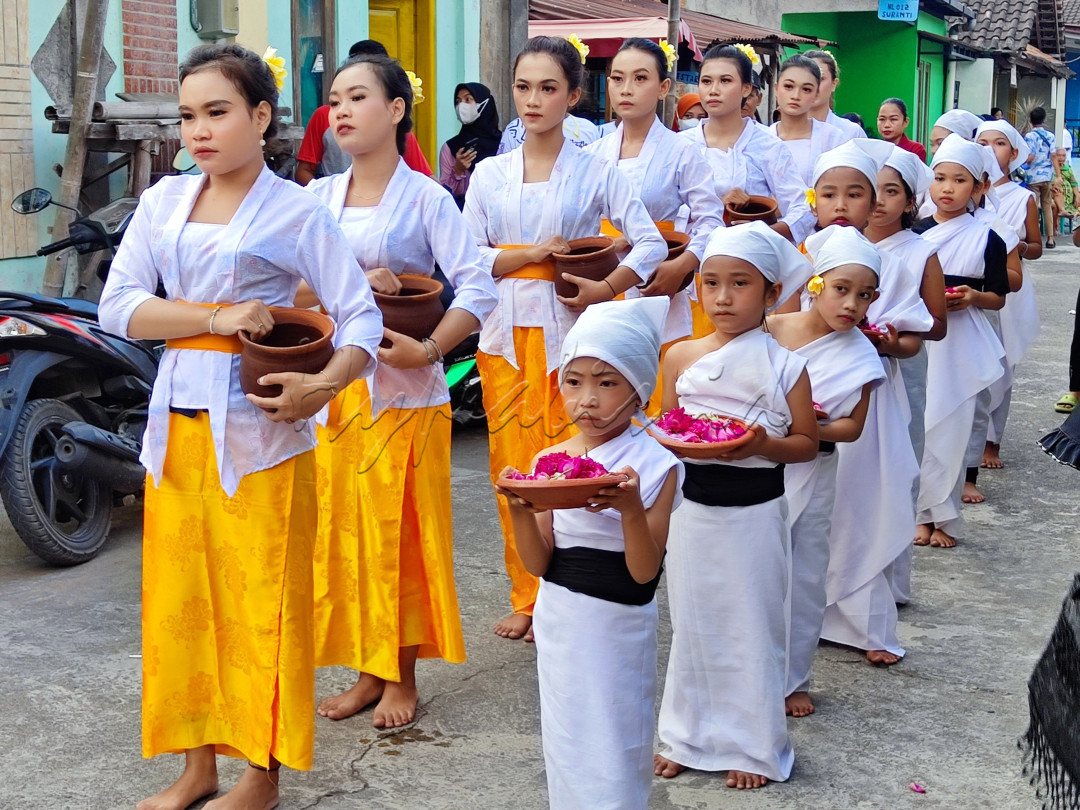 Cethik Geni secara filosofi dapat diartikan menyalakan api kehidupan dan api penghidupan masyarakat Desa Gatak, Kecamatan Delanggu, Kabupaten Klaten, Jawa Tengah, terkhusus untuk para pelaku usaha Lompya Duleg Klaten yang merupakan roh atau akar budaya dari Cethik Geni.