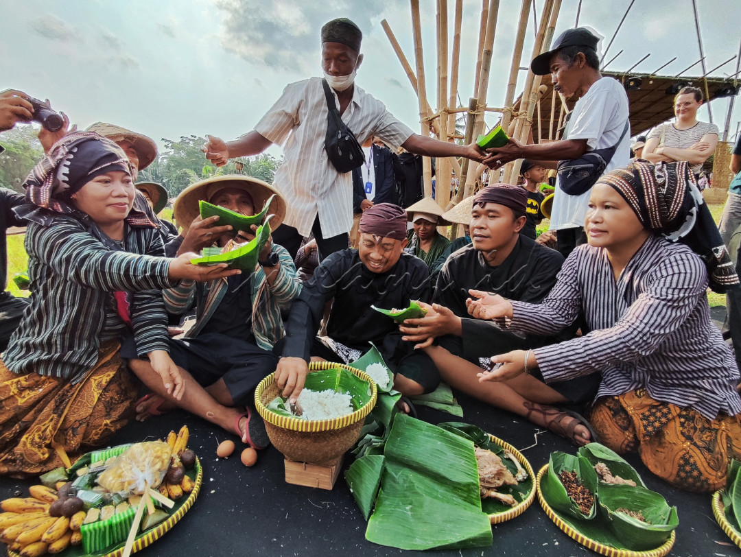 salah satu ritual yang dilakukan masyarakat Jawa sebelum masa panen padi dilakukan. Tradisi wiwitan ini merupakan ungkapan rasa syukur atas hasil panen yang melimpah.