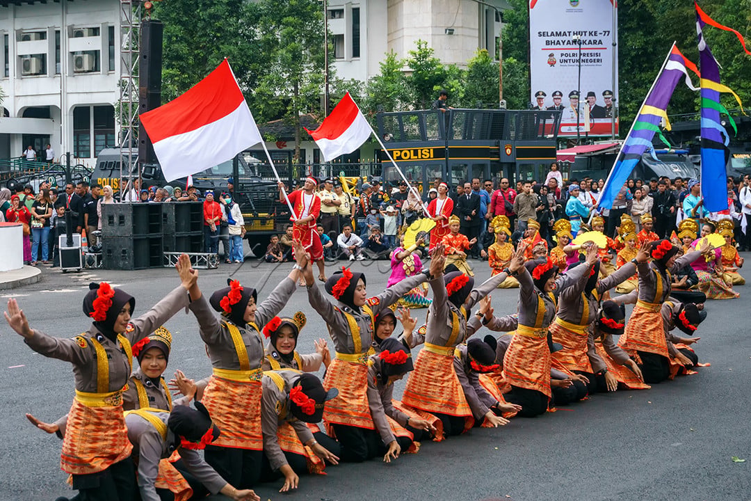 Kepolisian Daerah Jawa Barat (Polda Jabar) menggelar puncak perayaan HUT ke-77 Bhayangkara di depan Gedung Sate, Jalan Diponegoro, Kota Bandung, Jawa Barat, Sabtu (1/7/2023).
<div>Puncak Hari Bhayangkara tersebut diisi dengan acara helaran budaya salah satunya Tarian Saman yang dipersembahkan oleh polwan dari polda jawa barat.</div>
