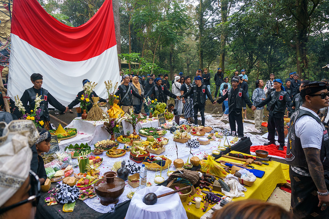 Ngertakeun Bumi Lamba merupakan ritual tahunan yang biasa digelar di daerah Jawa Barat dan digelar pada bulan ke-7 sesuai penanggalan Sunda di kawasan Gunung Tangkuban Parahu.
<div>Ngertakeun Bumi Lamba merupakan bentuk rasa syukur dan terima kasih kepada Tuhan karena sudah memberikan keberkahan hidup melalui gunung berapi yang subur dan memberikan sumber pangan yang bermanfaat bagi banyak orang. Gunung berapi dalam aspek ini juga dimaknai sebagai pengingat kepada manusia, jika manusia berbuat serakah maka Tuhan melalui gunung berapi akan berupaya mengingatkan untuk tidak berlebihan dalam mengeksploitasi sumber daya, sehingga tidak merugikan manusia lain.</div>

<div>Jadi maksud tradisi ini adalah sebagai sebuah anjuran dalam mengelola alam dengan bijaksana sekaligus mengenal batas-batas yang diajarkan nenek moyang.</div>
