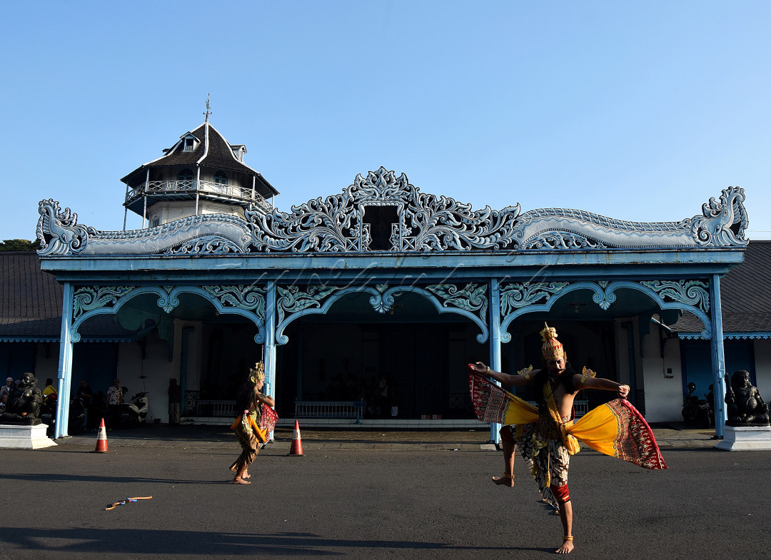 Setiap hari Sabtu sore di halaman Kori Kamandungan, Keraton Surakarta, Jawa Tengah, selain ada Prade prajurit juga disuguhkan tarian, hal ini di lakukan untuk menarik wisatawan yang berkunjung di Kota Solo.&nbsp;