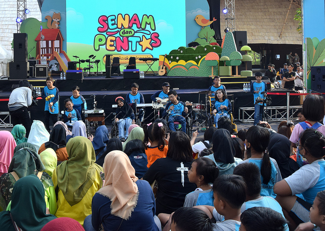 Satu kesatuan cinta damai dalam kebersamaan pentas seni dan senam dari semua kalangan, tanpa perbedaan dan penuh toleransi di kawasan wisata edukasi Solo Safari, Surakarta, Jawa Tengah.&nbsp;