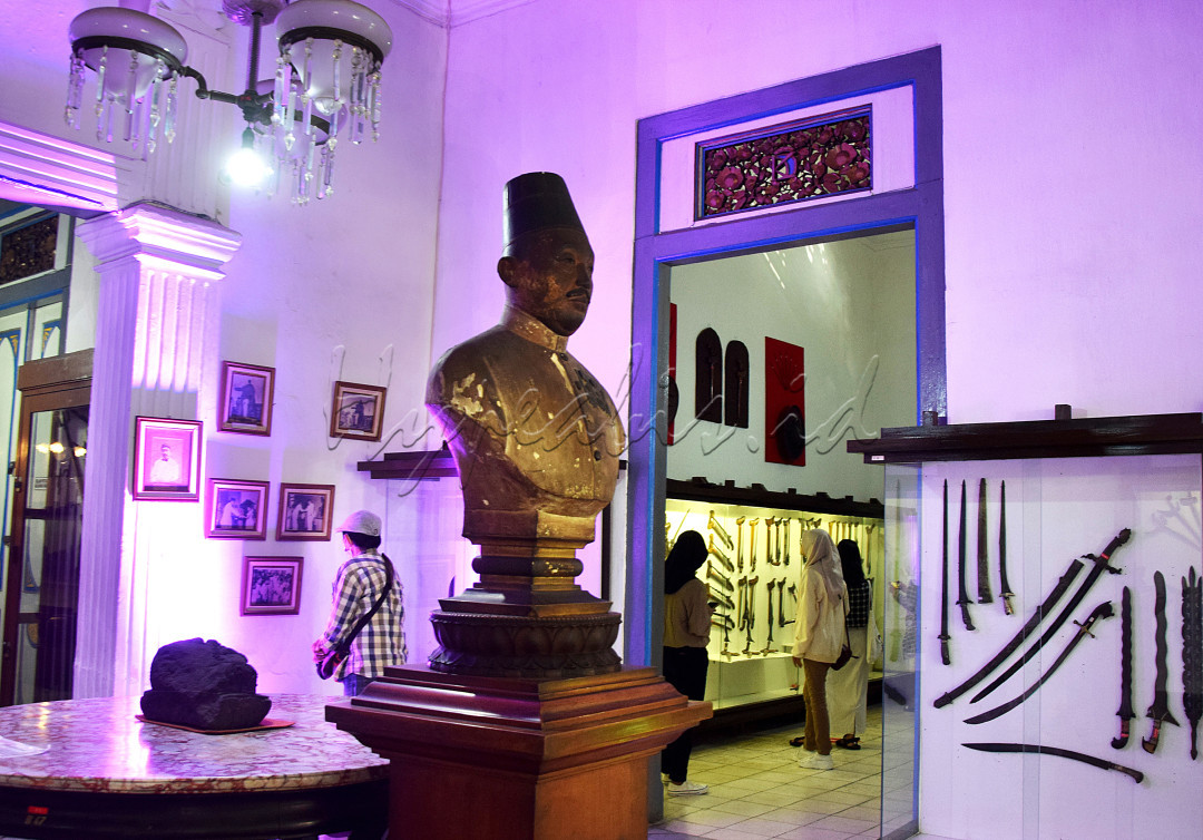 Museum Radya Pustaka, Surakarta, Jawa Tengah, adalah salah satu museum bersejarah dan tempat edukasi bagi generasi milenial.&nbsp;