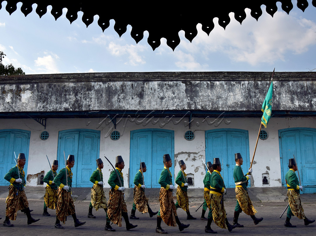 Para Prajurit Keraton Kasunanan Surakarta, menuju halaman Kori Kamandungan untuk atraksi "Parade Prajurit" , yang selalu tampil setiap Sabtu sore, sebagai wujud untuk menarik wisatawan.&nbsp;