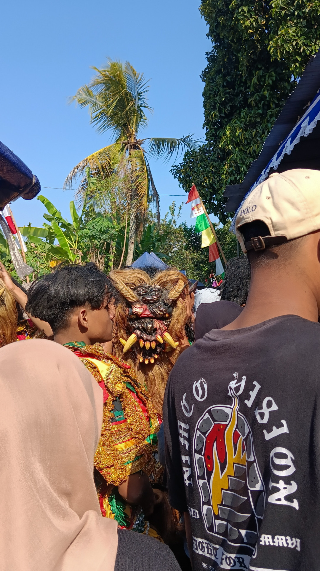 Jatilan merupakan kesenian yang mengandung unsur gerakan tari dengan magis yang disebut juga dengan jaran kepang. Jatilan memiliki unsur kesenian seperti gerak, iringan, tata rias, tata busana, tata pentas, tata lampu, properti dan penonton. Jatilan dapat dijumpai di daerah daerah Jawa seperti Yogyakarta.