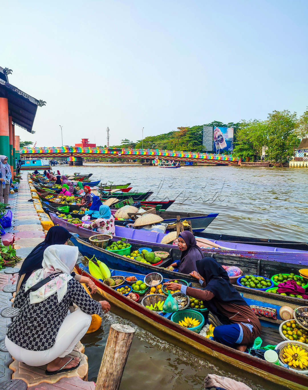 Di Banjarmasin, Kalimantan Selatan terdapat pasar lokal Indonesia yang unik, yakni Pasar Terapung. Sesuai dengan namanya, pasar ini tidak berdiri di darat, namun mengapung di atas air sungai.&nbsp;