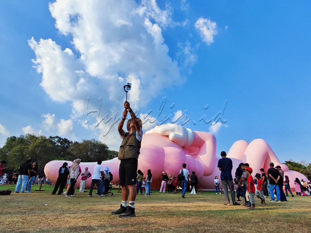 Saat ini KAWS sedang melakukan tur dunia, dan salah satunya menyambangi Indonesia tepatnya Candi Prambanan yang berlokasi di Daerah Istimewa Yogyakarta.<br />
<br />
Kehadiran kaws di Indonesia jadi daya tarik para kaum milenial dan generasi Z untuk mengunjungi Candi Prambanan