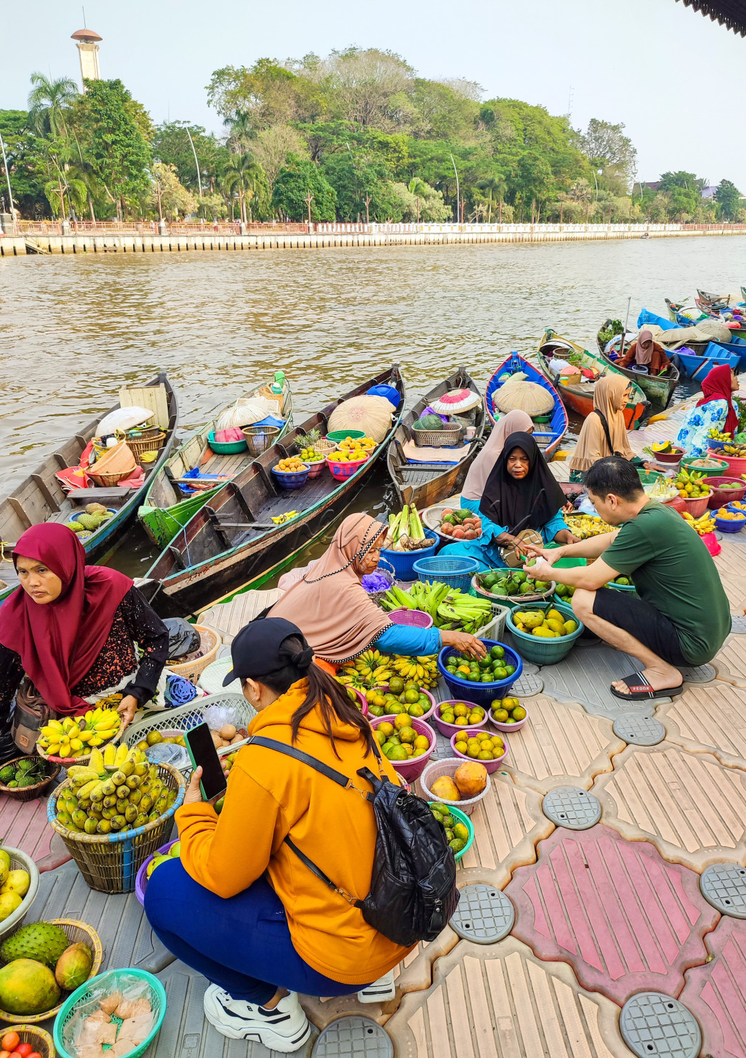 Seperti pasar tradisional pada umumnya, di pasar terapung ini pengunjung bisa menemukan bahan untuk keperluan sehari-hari, seperti buah-buahan, sayuran, sembako, perlengkapan rumah tangga, lauk-pauk, dan masih banyak lagi.