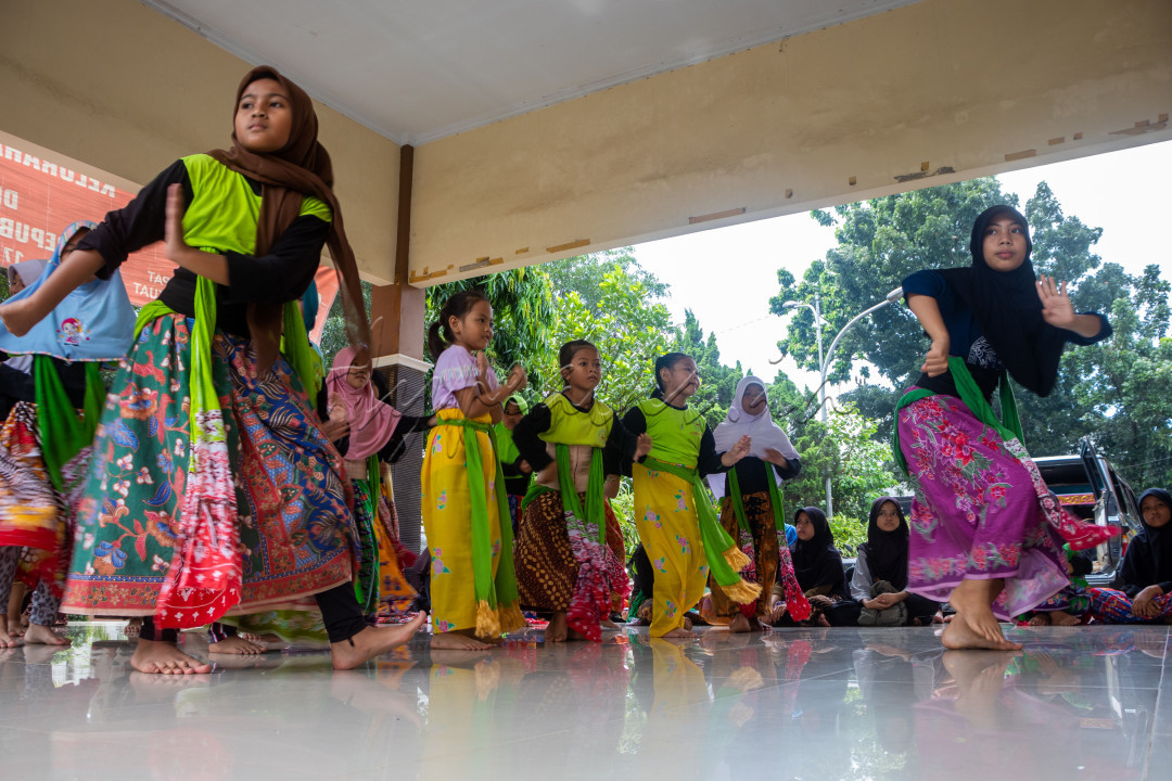 Seorang Siswi SMP di Bekasi sedang memperagakan tarian Betawi kepada para juniornya. Latihan ini rutin di laksanakan setiap hari Minggu di salah satu sanggar di daerah Pedurenan Bekasi