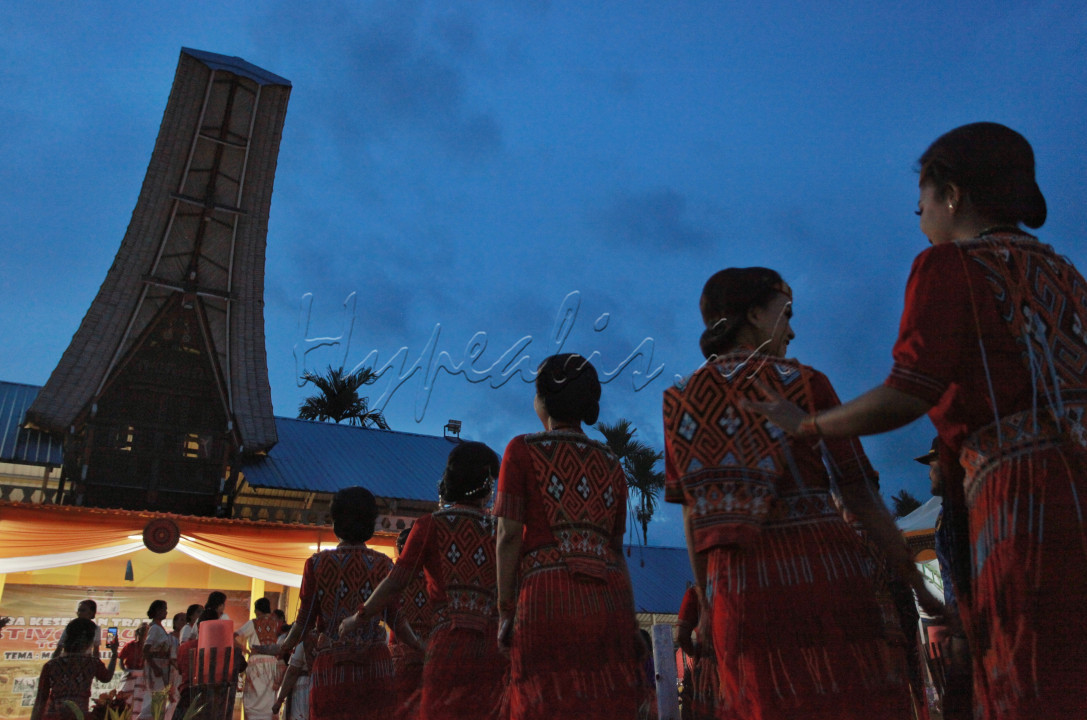 Festival budaya yang diadakan tiap tahun dengan menampilkan ragam kegiatan salah satunya tari adat Toraja