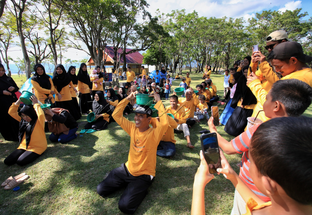 Salah satu kegiatan yang telah membudaya di Instansi atau Lembaga yaitu Family Gathering yang dijadikan sebagai alat untuk menjalin persatuan dan kesatuan