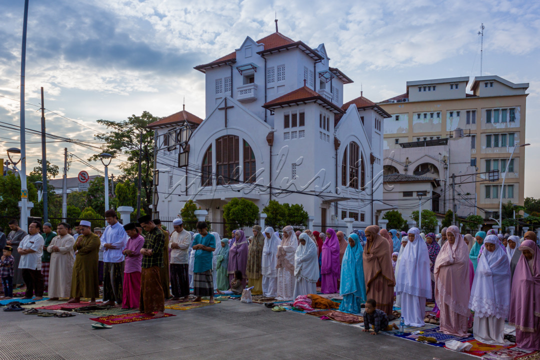 Foto ini diambil saat umat Islam sedang melaksanakan Sholat Idul Adha pada 29 Juni 2023 didekat Gereja Koinonia Jatinegara, Jakarta Timur. Umat Islam yang datang memenuhi sisi kanan dan kiri Gereja Koinoia untuk melaksanakan sholat dan pihak Gereja tidak keberatan karena sisi kanan dan sisi kiri jalan sebelah gereja dipakai untuk sholat. Ini adalah sebagai bentuk toleransi masyarakat kita antar sesama umat beragama di Jakarta