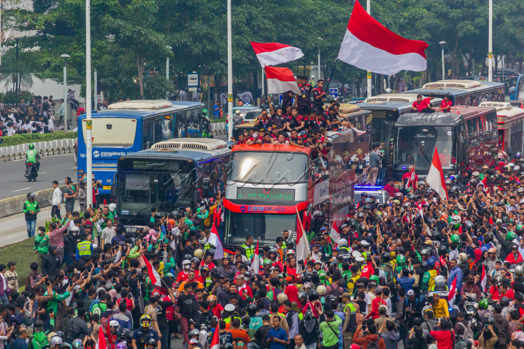 Setelah terakhir kali cabang olahraga sepakbola mendapat emas saat Sea Games tahun 1991, akhirnya timnas U-22 mendapat emas cabang olahraga sepakbola setelah mengalahkan Thailand dengan angka 5-2 di Sea Games 2023. Setelah tiba di tanah air, timnas sepakbola U-22 dan beberapa atlet lainnya diarak menggunakan bus atap terbuka mengelilingi beberapa jalan utama di Jakarta untuk merayakan kemenangan tersebut sambil membawa medali dan disambut dengan antusias oleh banyak sekali masyarakat yang sudah menunggu di jalan jalan yang dilewati, seperti di foto ini banyak masyarakat yang menyambutnya di Jalan Jenderal Sudirman