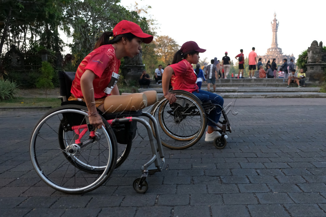 Sejumlah penyandang disabilitas mengikuti lomba lari saat fun run difabel di Denpasar, Bali, Minggu (25/6/2023).