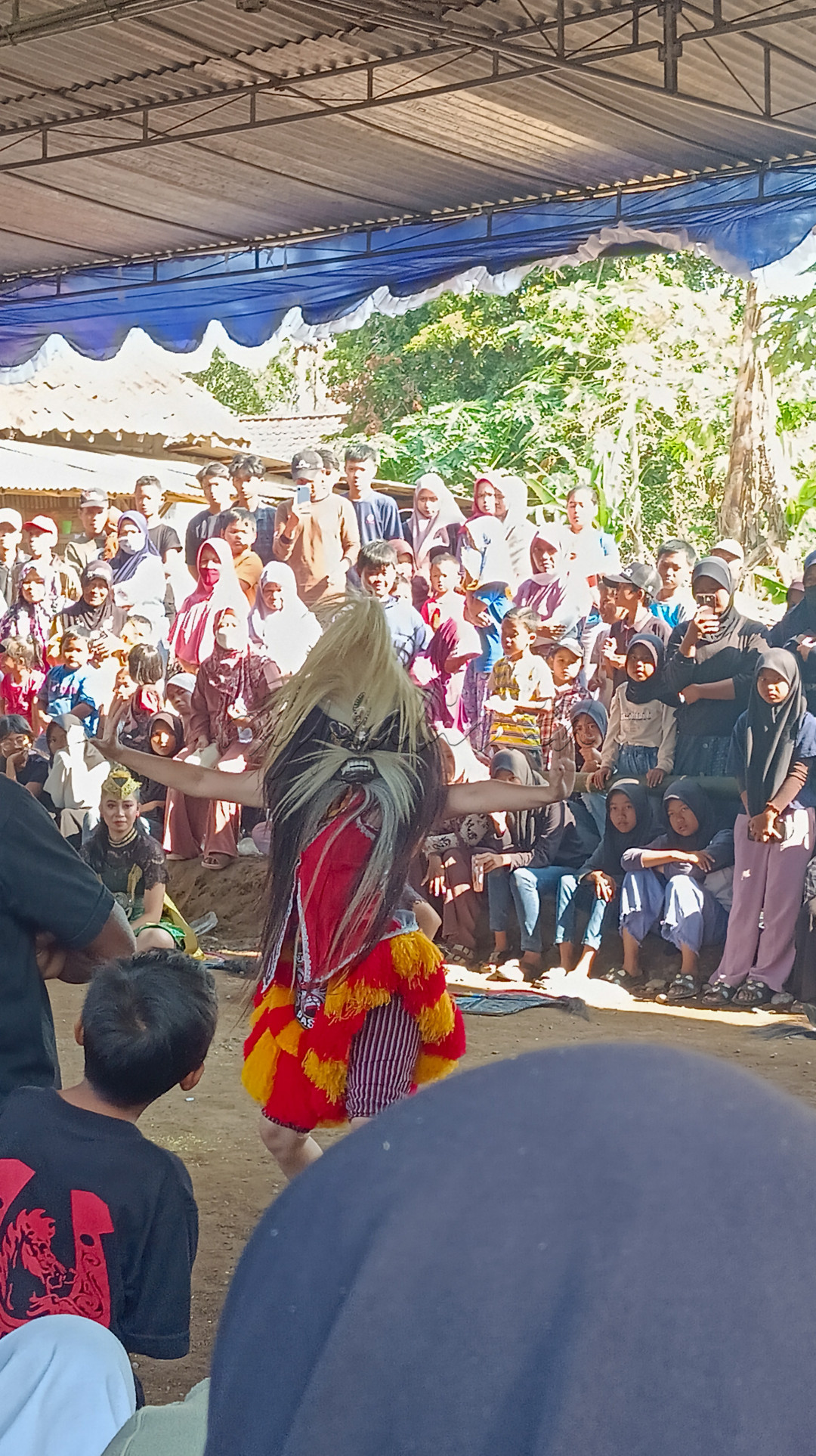 Jatilan merupakan kesenian yang mengandung unsur gerakan tari dengan magis yang disebut juga dengan jaran kepang. Jatilan memiliki unsur kesenian seperti gerak, iringan, tata rias, tata busana, tata pentas, tata lampu, properti dan penonton. Jatilan dapat dijumpai di daerah daerah Jawa seperti Yogyakarta.