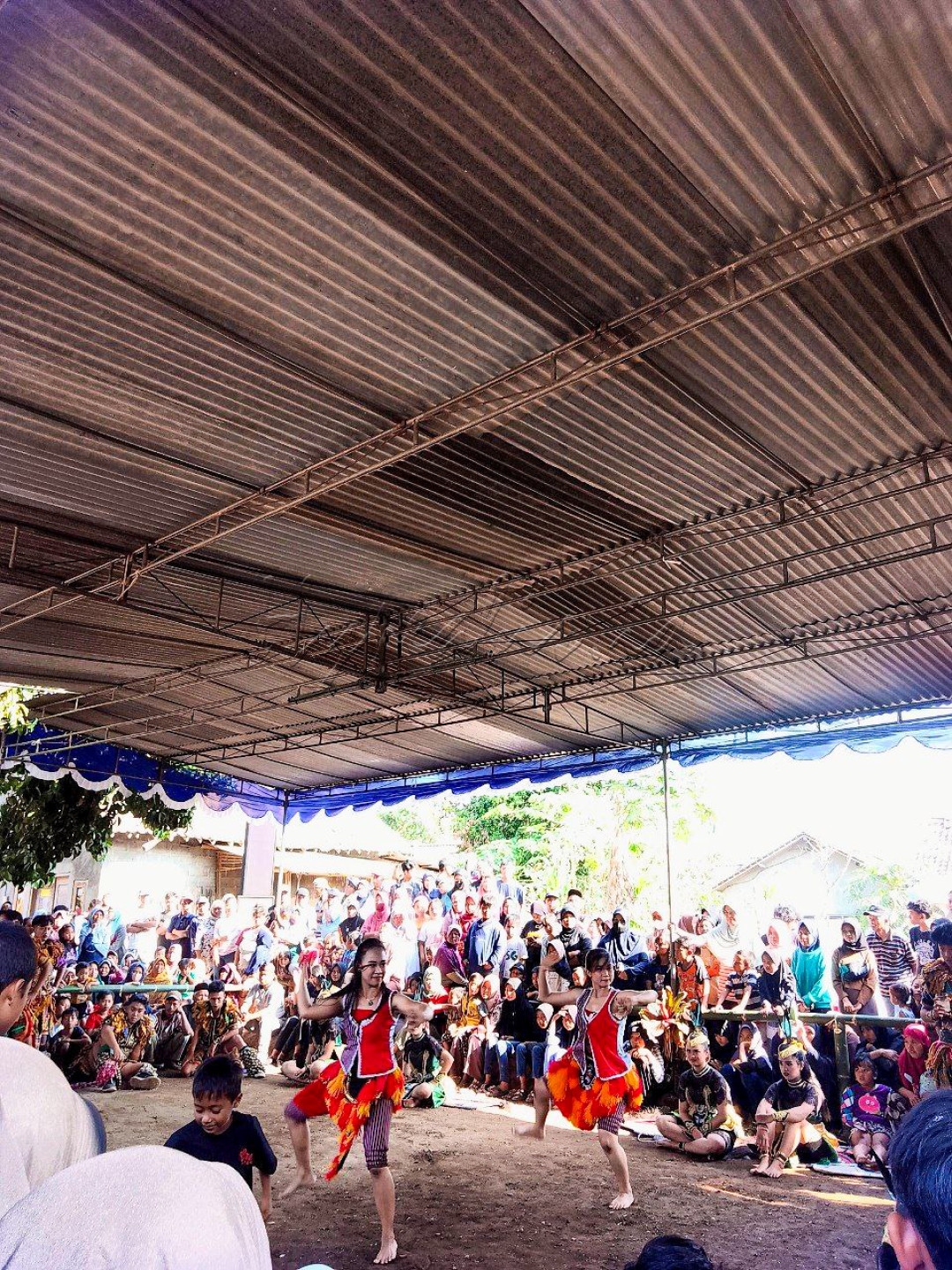 Jatilan merupakan kesenian yang mengandung unsur gerakan tari dengan magis yang disebut juga dengan jaran kepang. Jatilan memiliki unsur kesenian seperti gerak, iringan, tata rias, tata busana, tata pentas, tata lampu, properti dan penonton. Jatilan dapat dijumpai di daerah daerah Jawa seperti Yogyakarta.