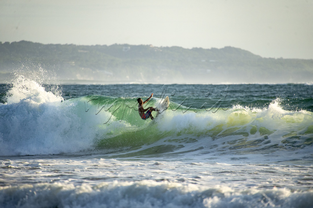 Potret Pesona Olahraga Surfing di Pulau Bali, begitu indah pemandangan serta ombak yang berada di perairan pantai Bali