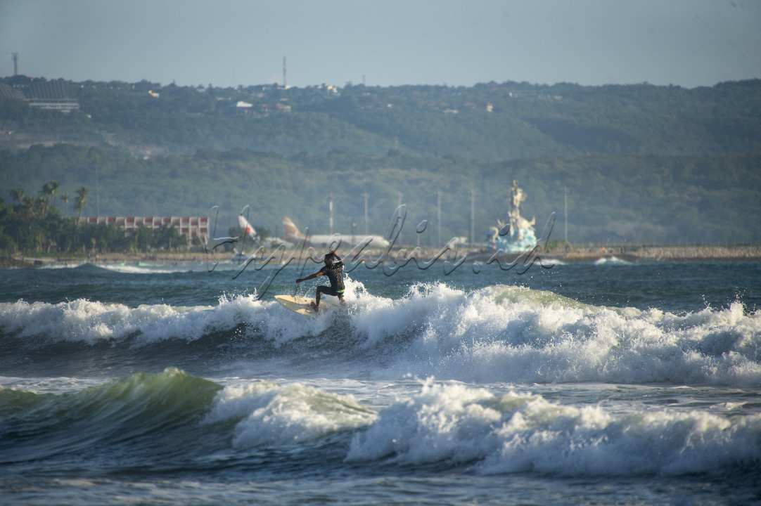 Olahraga Surfing yang berlokasi di Pantai Kuta memberikan pengalaman yang luar biasa, dengan menampilkan baground Patung Garuda Wisnu Kencana yang berdiri gagah