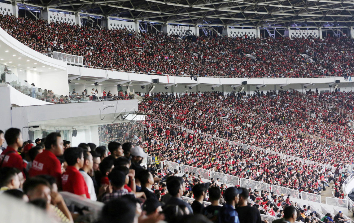 Suasana suporter memenuhi tribun saat menyaksikan laga Timnas Indonesia vs Argentina pada laga FIFA Matchday 2023 di Stadion Utama Gelora Bung Karno, Jakarta, Senin (19/6/2023). (Foto/Muhammad Iqbal Ichsan)