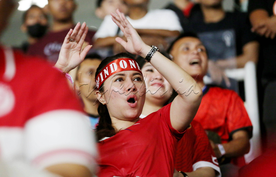 Ekspresi suporter saat menyaksikan laga Timnas Indonesia vs Argentina pada laga FIFA Matchday 2023 di Stadion Utama Gelora Bung Karno, Jakarta, Senin (19/6/2023). (Foto/M. Iqbal Ichsan)