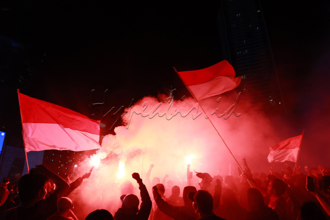 Suporter Timnas Indonesia merayakan keberhasilan Timnas Indonesia menjuarai SEA Games 2023 di Bundaran HI, Jakarta, Selasa (2/4/2023). (Foto/M Iqbal Ichsan)