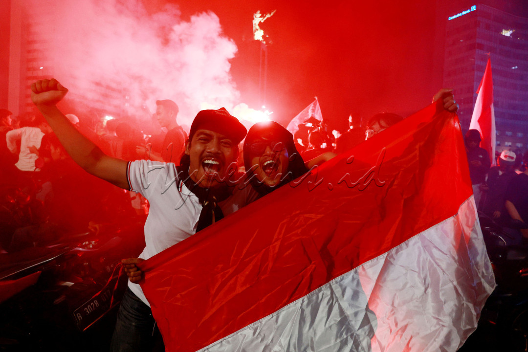 Dua suporter merayakan keberhasilan skuad Garuda menjuarai SEA Games 2023 di Bundaran HI, Jakarta, Selasa (16/5/2023). Ribuan fans yang datang dari penjuru DKI Jakarta itu berkumpul di Bundaran HI untuk sama-sama melepas dahaga setelah 30 tahun Timnas Indonesia puasa gelar juara. (foto: M Iqbal Ichsan)