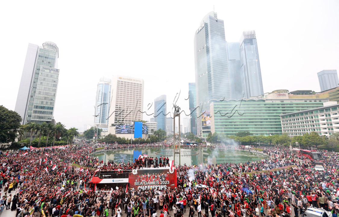 Pemain Timnas Indonesia berada di bus terbuka saat melakukan pawai merayakan keberhasilan meraih medali emasi SEA Games 2023 di Bundaran HI, Jakarta, Jumat (19/5/2023). (Foto/M Iqbal Ichsan)
