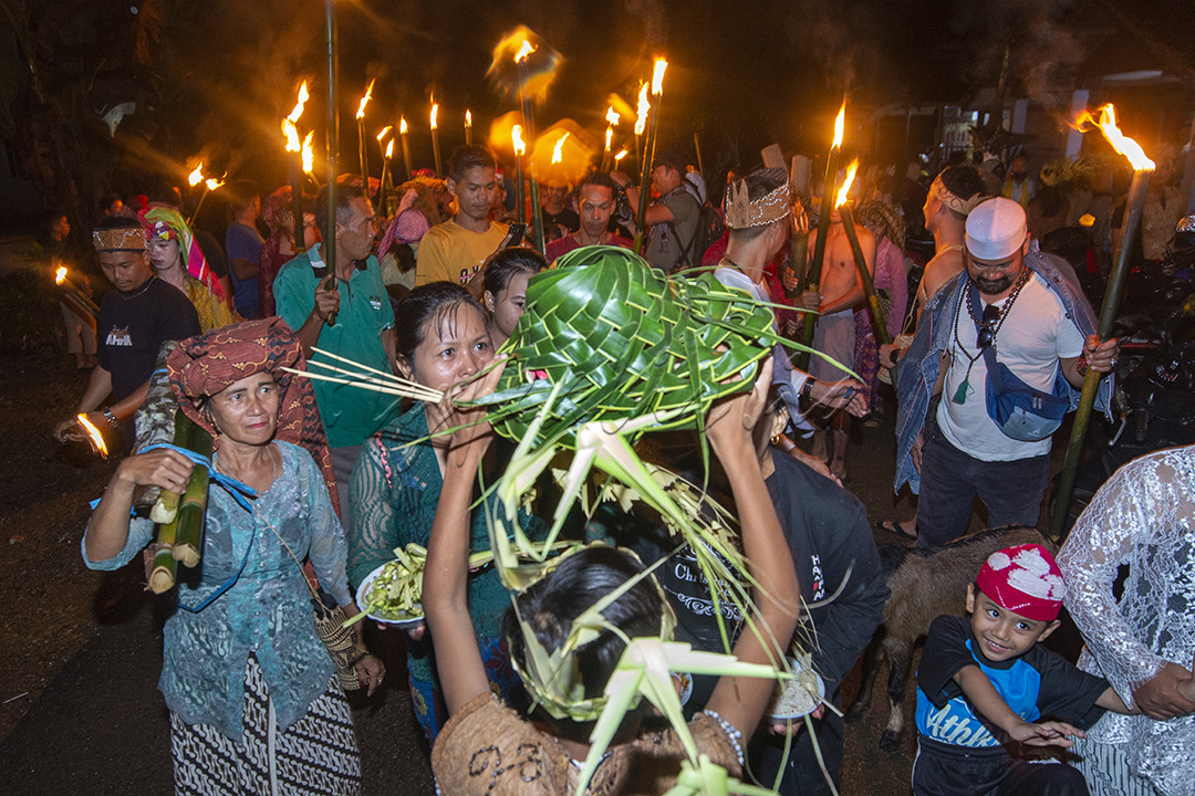 Salah satu acara budaya masyarakat Dayak Deah yang ada di desa Liyu, Halong, kabupaten Balangan, Kalimantan Selatan dalam rangka syukuran atas hasil panen pertanian yang dituai. Seluruh masyarakat turut bahu membahu dalam melaksanakan gelaran acara tahunan ini.