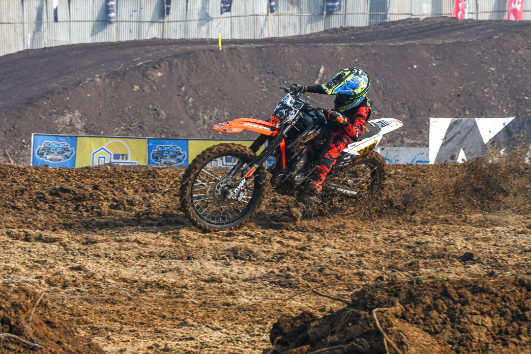 Unjuk skill&nbsp; peserta kategori&nbsp; junior kejurnas Grass Track Motor Cross tingkat Nasional berlangsung di Kampus UIN Salatiga (23-7-2023).