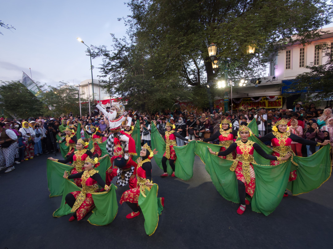 MALIOBORO Menari yang diadakan pada Sabtu, 02 September 2023 di MALIOBORO. Peserta kegiatan ini berjumlah kurang lebih 1700 orang yang berasal dari komunitas&nbsp;Universal Line Dance&nbsp;(ULD) Indonesia, masyarakat dari Kabupaten/Kota di DIY, ASN dan para pelaku UMKM. Selain itu terdapat beberapa peserta kegiatan yang berasal dari Jawa Tengah, Jawa Barat, Jawa Timur, Lampung, Bali, DKI Jakarta, Bangka Belitung dan Kalimantan Tengah. Perhelatan ini bertujuan untuk memecahkan rekor MURI dengan Judul &lsquo;Menari dengan Mengenakan Busana Tradisional Nusantara dan Syal Motif Batik&rsquo; oleh penari yang terbanyak