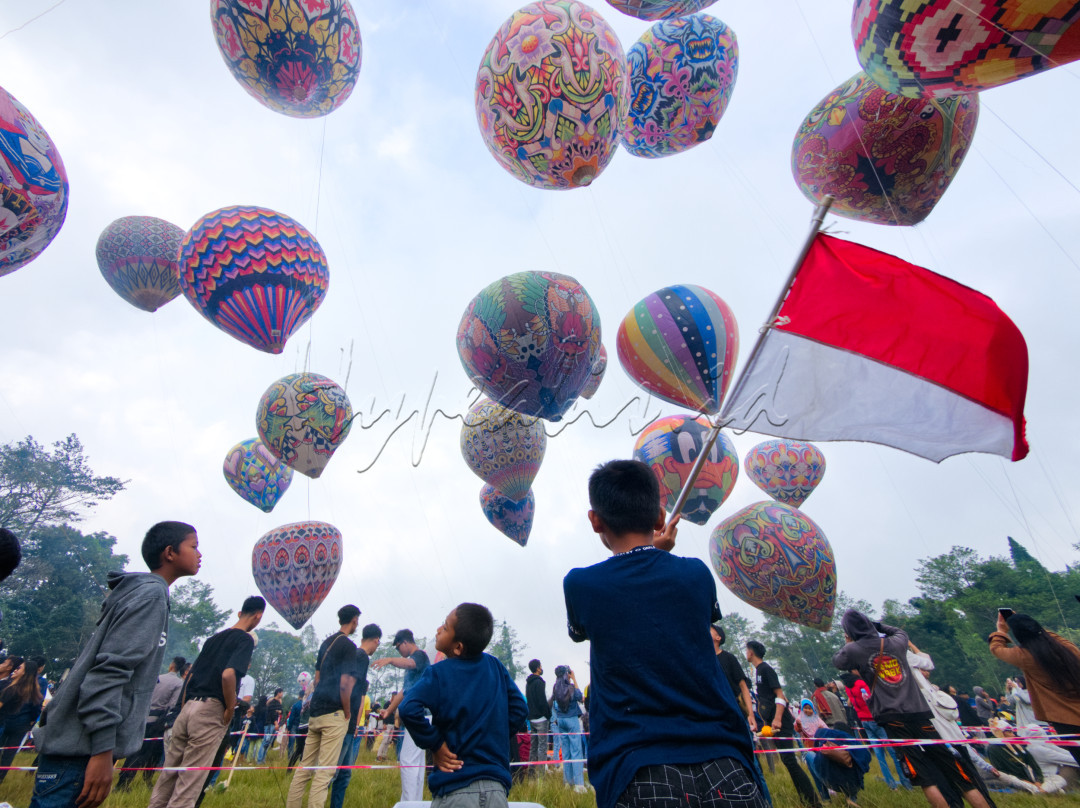 JAVA BALLOON ATTRACTION atau Tradisi balon udara tradisional yang berukuran besar dengan motif beragam dan berwarna-warni. Balon-balon tersebut diterbangkan secara bergantian atau bersamaan. Event ini juga dimeriahkan dengan pertunjukan seni budaya, bazar umkm, dan lomba-lomba berbasis budaya dan ekraf.&nbsp;Perhelatan akbar Java Balloon Attraction 2023 sukses digelar pada Minggu pagi (27/8/2023). Event unggulan Jawa Tengah ini berhasil menarik minat ribuan wisatawan datang ke Wonosobo. Hasil pantauan Tim Visit Jawa Tengah, sejak pagi pukul 06.00 tampak pengunjung berbondong-bondong memasuki area Taman Rekreasi Kalianget