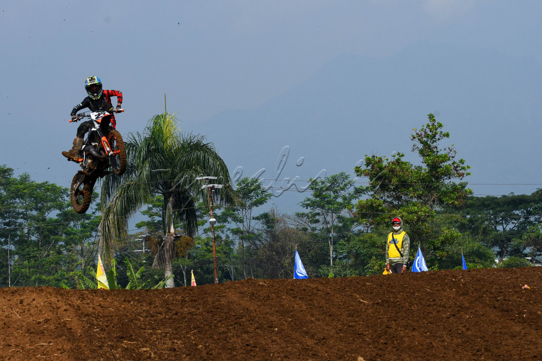 Unjuk skill &nbsp;peserta kategori &nbsp;junior kejurnas Grass Track Motor Cross tingkat Nasional berlangsung di Kampus UIN Salatiga (23-7-2023).