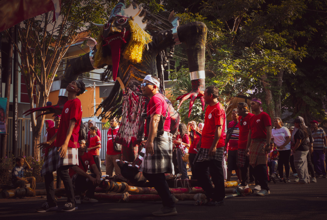 Festival kesenian Ogoh ogoh, kesenian yang memiliki daya tarik tersendiri. Meski merupakan kesenian khas Bali namun beberapa daerah mengadopsi kesenian ini untuk pagelaran adat serta memperingati hari besar adat maupun nasional. Ogoh ogoh merupakan perlambang sifat bhuta kala sebagai representasi kekuatan alam semesta dan waktu yang tak terukur dan tak terbantahkan.