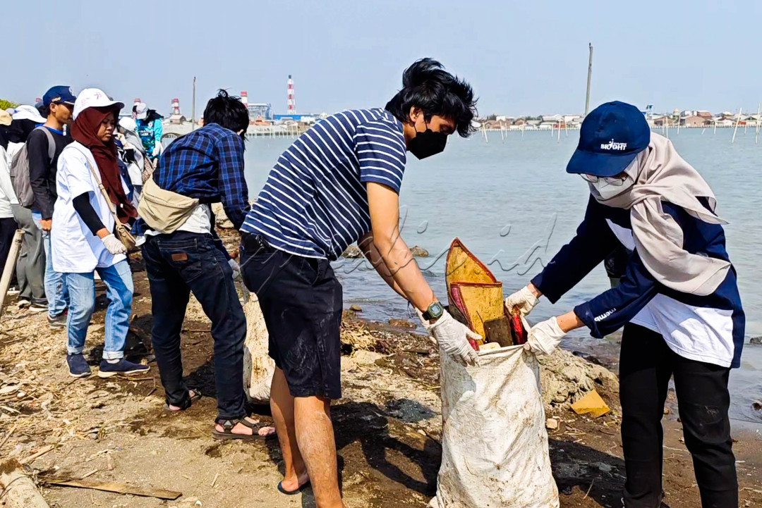 Coastal Clean Up ( 2/9/2023 )
<div>kali ini menggandeng Pandawara Group, influencer sekaligus content creator yang aktif dan mempunyai pengaruh sangat luas di media sosial dalam berbagai isu/event pembersihan lingkungan secara massal dari sampah di pesisir kampung nelayan tambakrejo,tanjungmas semarang.</div>

<div>&nbsp;</div>