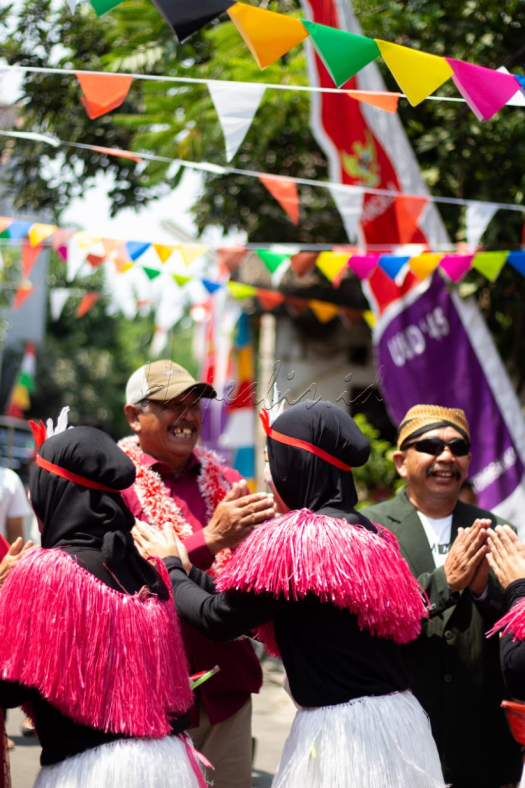 Hari&nbsp;kemerdekaan&nbsp;Republik Indonesia, 17 Agustus merupakan suatu momen yang gembira untuk seluruh lapisan masyarakat. Untuk memeriahkannya, ada banyak lomba yang biasanya diadakan. Tujuan utamanya adalah menciptakan kegembiraan untuk semua orang, semua lapisan masyarakat. Dari pusat kota hingga ke pelosok desa-desa.