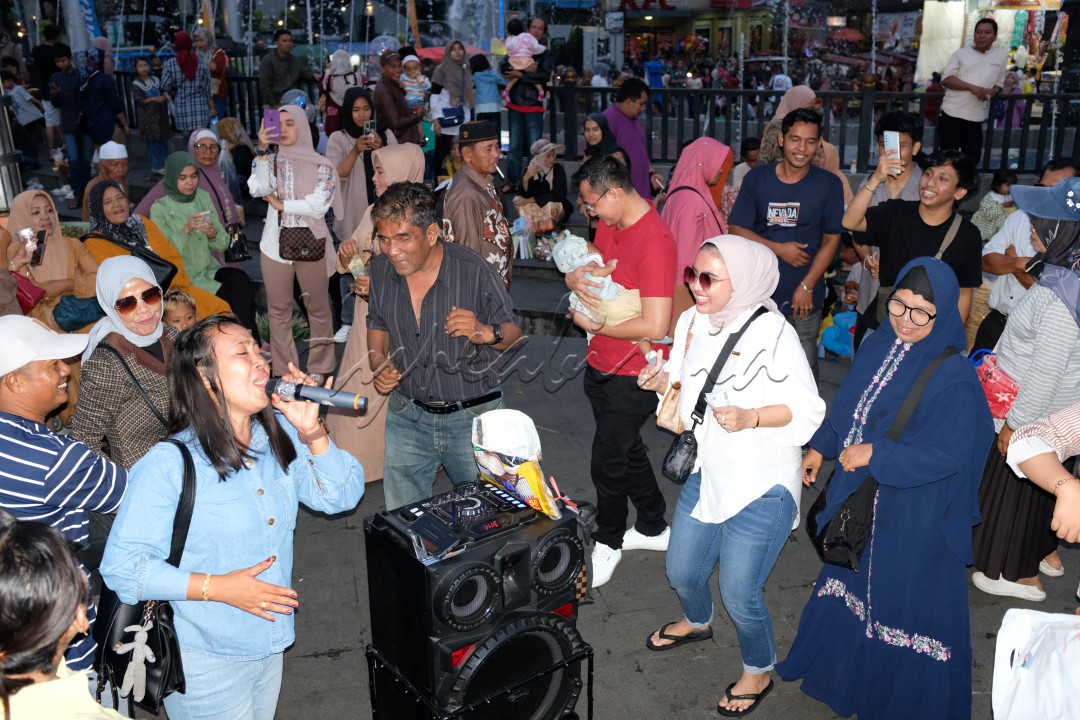 <div>Semua bernyanyi dan bergembira bersama di Karaoke Jalanan</div>