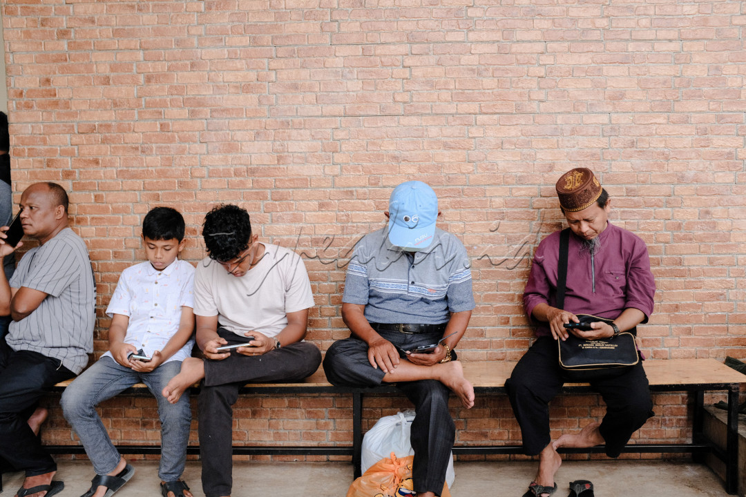 semua sibuk dengan telepon pintar
