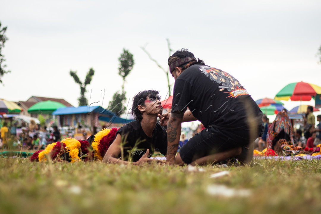 Dengan berjuta warisan budaya yang dimiliki Indonesia, Jawa Tengah menjadi salah satu daerah dengan tradisi dan kebudayaannya yang lekat dan beragam. Salah satunya ialah kesenian Ebeg. Ebeg dahulu sangat populer hingga banyak yang menanggapnya sebagai sarana hiburan di event-event tertentu. Meski banyak hiburan baru yang mengisi perkembangan era, Ebeg masih hidup dan aktif menghibur masyarakat Banyumas. Apalagi setelah era pandemi yang cukup mematikan berbagai tontonan kesenian. Kini, kondisi telah membaik dan banyak tradisi kesenian yang bisa dinikmati kembali.