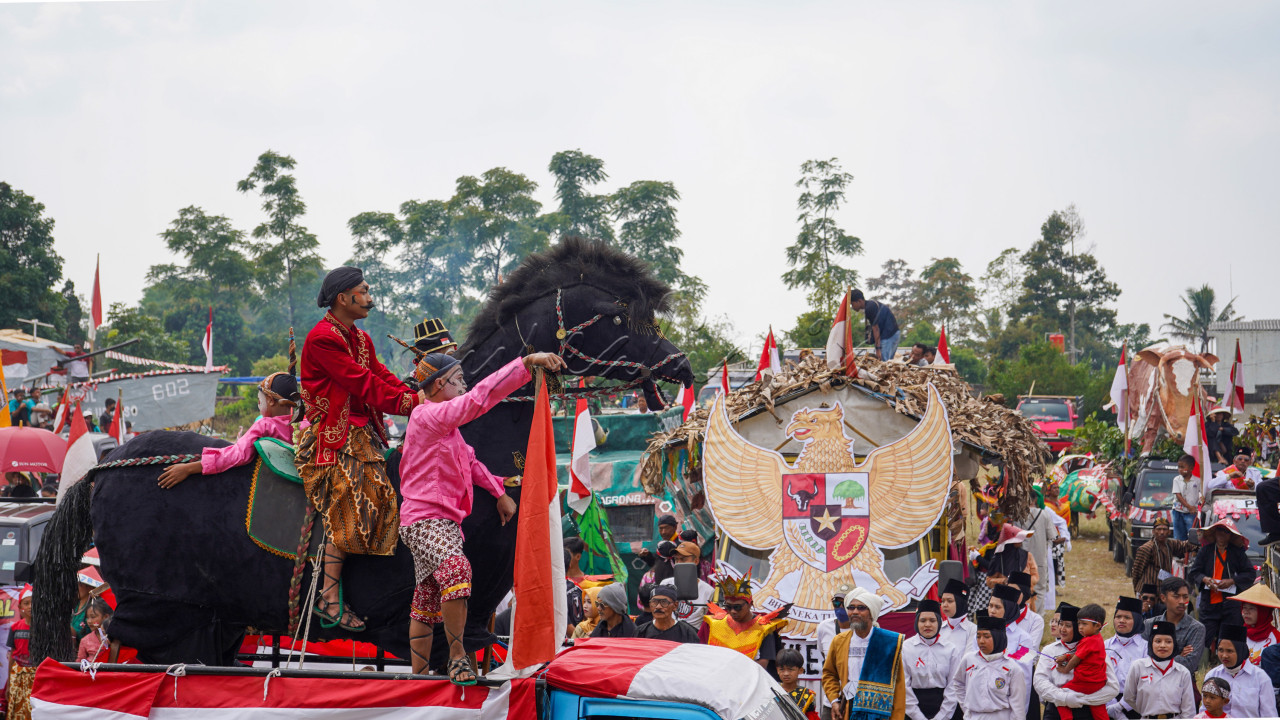Ribuan masyarakat dari anak-anak hingga orang tua berkumpul di lapangan Desa Candisari, Kecamatan Ampel, Kabupaten Boyolali. Mereka berkumpul dalam rangka karnaval desa dalam rangka memeriahkan Hari Ulang Tahun (HUT) ke-77 Republik Indonesia. Karnaval berlangsung meriah, terlihat pula bapak-bapak bermain drumband, ibu-ibu bermain drumblek dan kentungan, kambing yang diarak, berbagai kostum baju adat, baju perjuangan, baju kreasi, baju petani, hingga kendaraan bermotor yang dimodifikasi menjadi kendaraan perang datang.